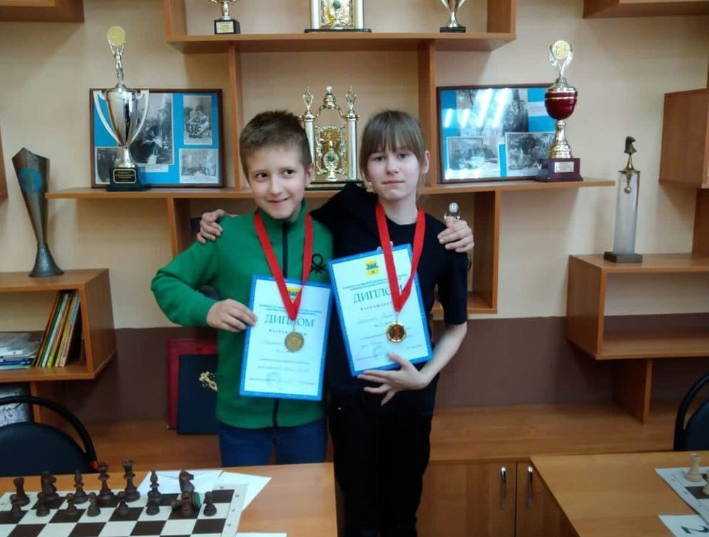 Krovelson помогает юным шахматистам Krovelson помогает юным шахматистам