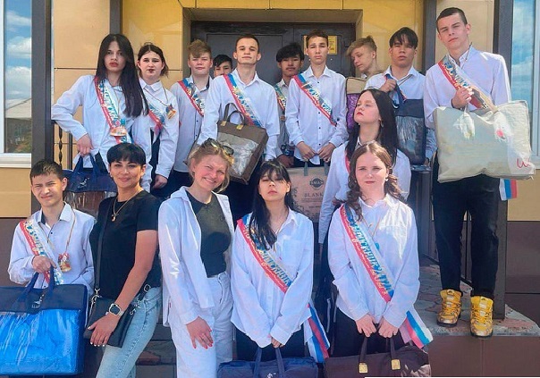 В добрый путь, выпускники! В добрый путь, выпускники!